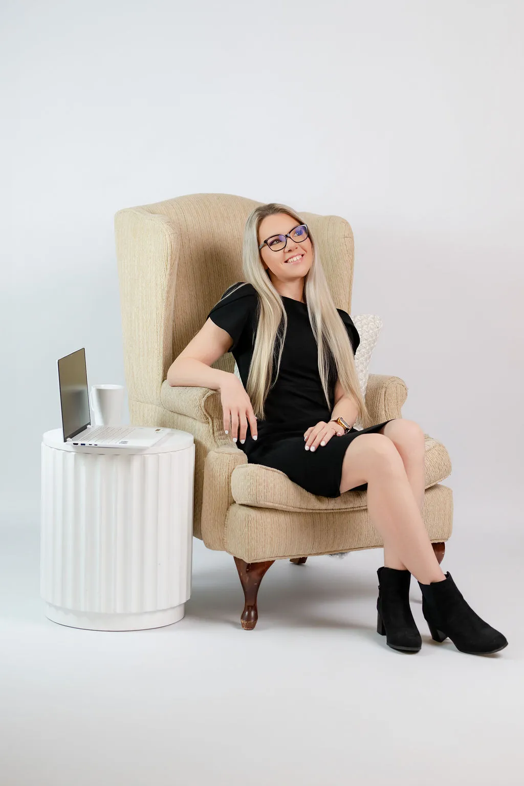 Sarah Foster sitting with her laptop, ready to help with your books